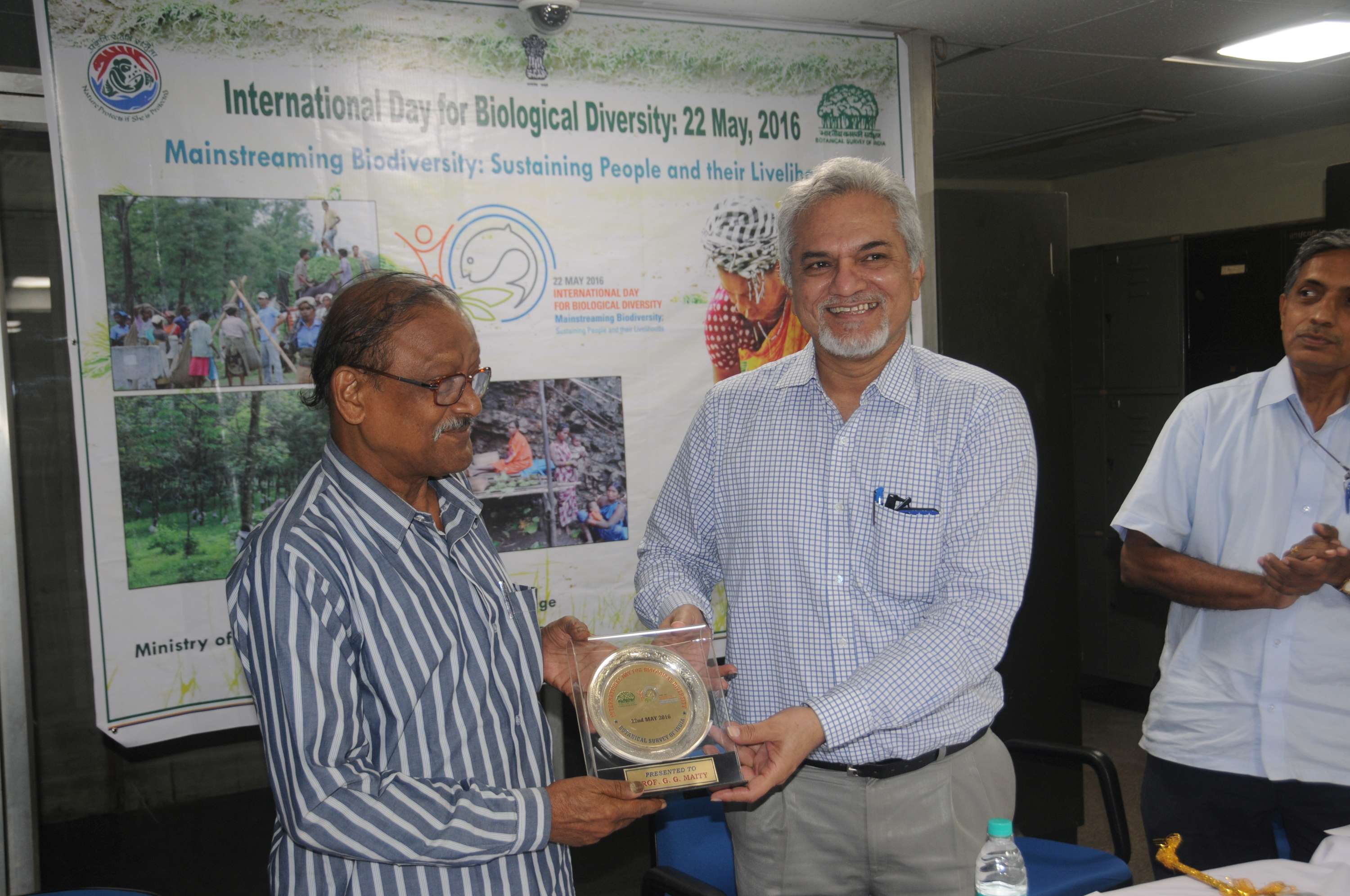 D/BSI presenting memento to the chief guest Prof. G.G. Maity on 22 May Biological Diversity Day 2016